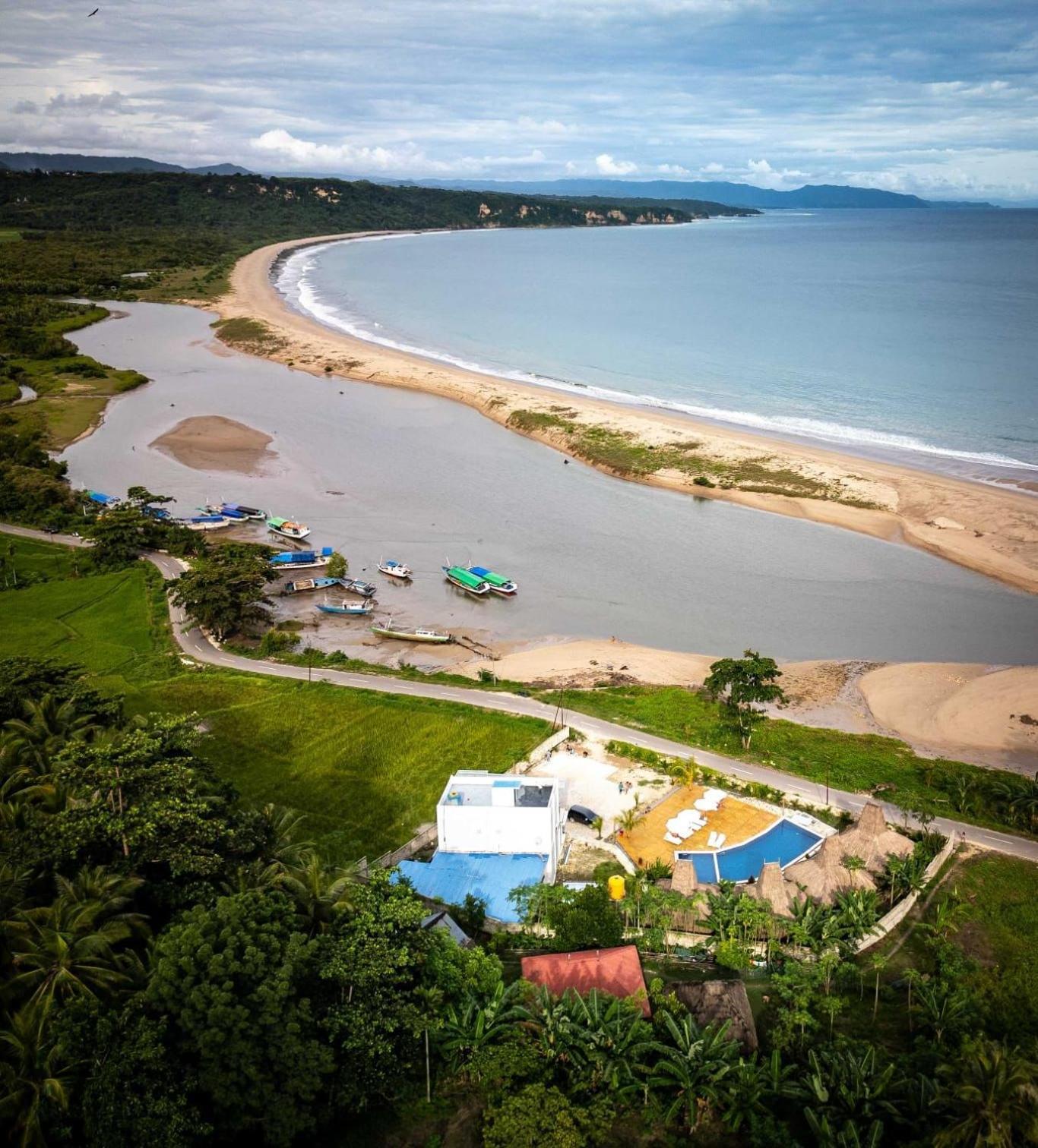 Three Queen Villa And Homestay Waikabubak Zewnętrze zdjęcie